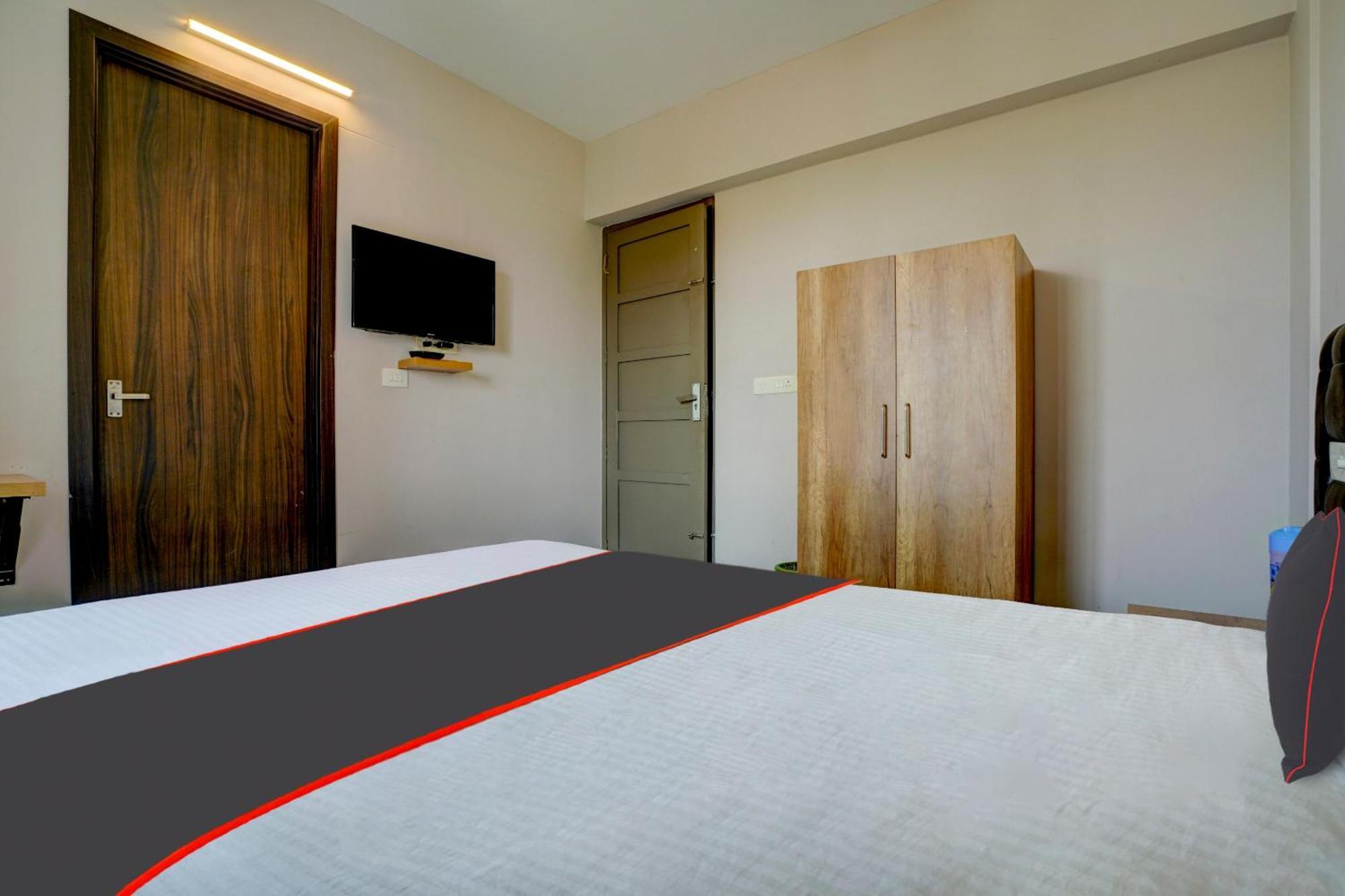 Super Collection O Premium Crystal Residency Hotel Kochi Exterior photo